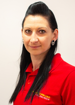 Eine Frau mit langen schwarzen Haaren trägt ein rotes Poloshirt.