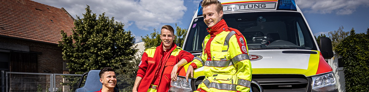 3 Zivildienstleistende vor Rettungswagen