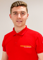 Junger Mann in rotem Polo-Shirt mit dem Logo des Samariterbundes Feldkirch.