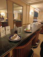 Ein Tisch mit serviertem Essen und Getränken in einem eleganten Restaurant.
