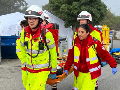 Samariter bergen eine verletzte Person.