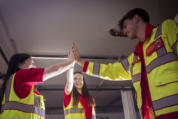 Teilnehmer:innen Freiwilliges Sozialjahr geben sich ein High-Five