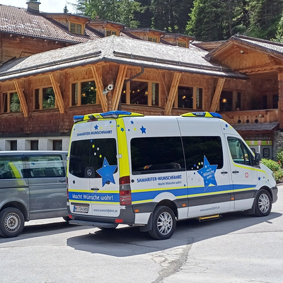 Samariter-Wunschfahrt-Auto vor Hütte