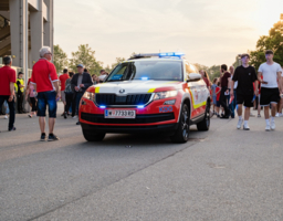 auto des samariterbundes vor dem ernst happel stadion