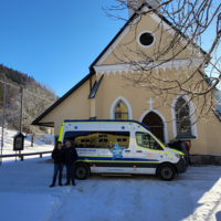 Wunschfahrt-Team vor Auto