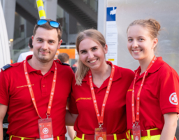 drei Personen des Samariterbundes mit rotem Einsatz-T-Shirt