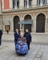 Heinz und Wunscherfüllerinnen vor dem Musikverein