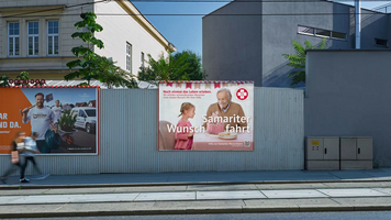 Wunschfahrt-Plakat im urbanen Umfeld am Straßenrand