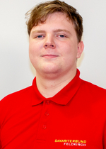 Junger Mann in rotem Polo-Shirt mit dem Aufdruck 